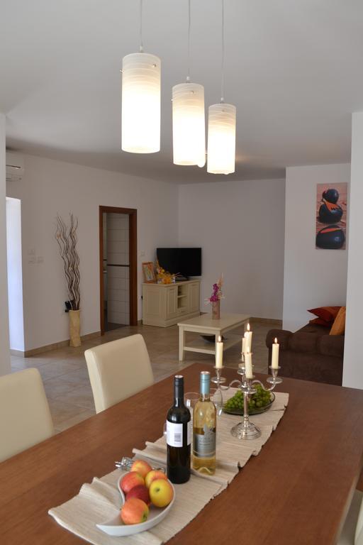 Holiday Home Mate Tinjan Номер фото